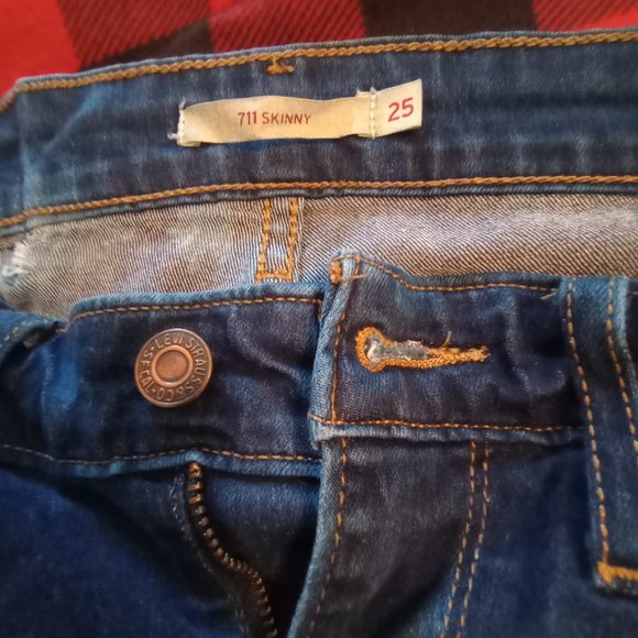 Red tag Levi's. 711 skinny. Size 25 - Picture 3 of 6